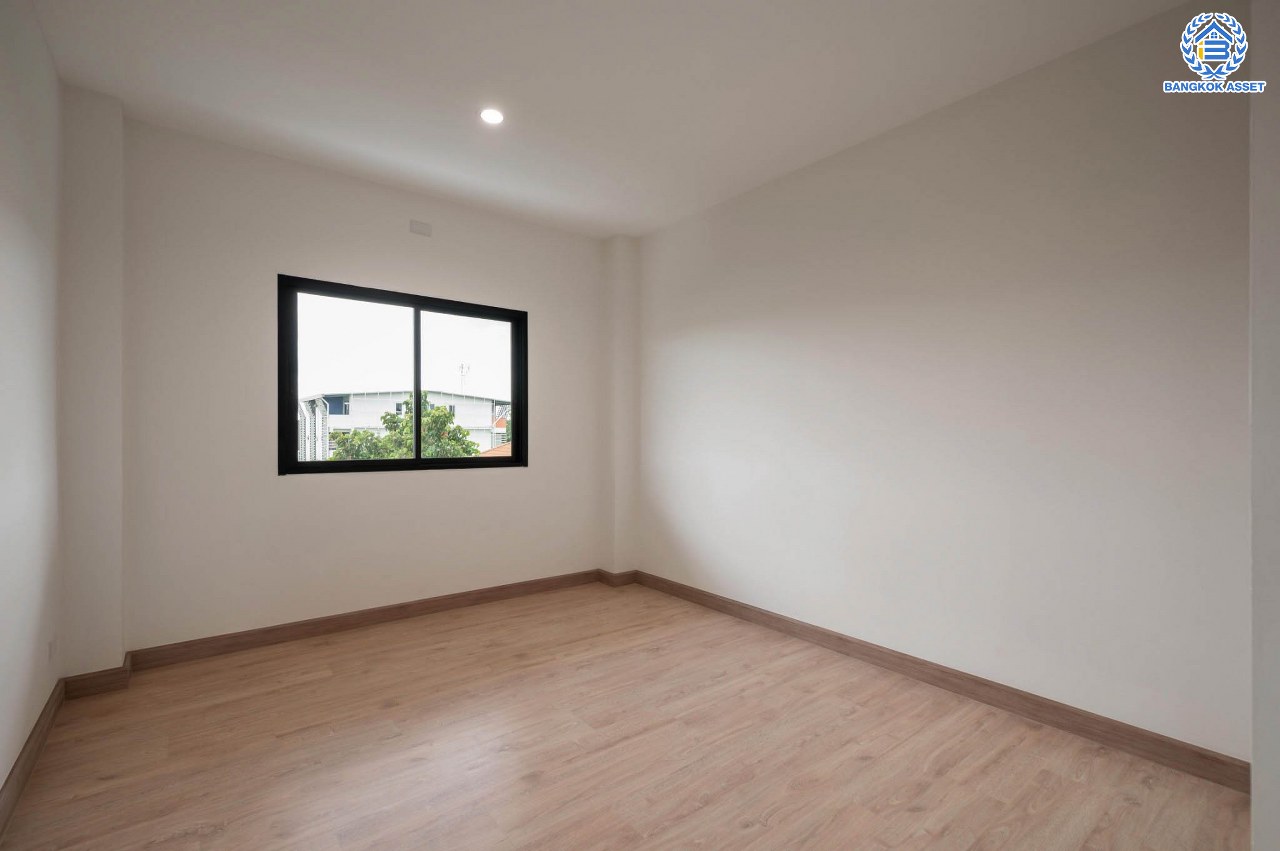 บ้านมือสองตกแต่งใหม่ โครงการ มณธานี บางแค บ้านเดี่ยว 3 ชั้น ดีไซน์หรูหรา เนื้อที่กว้าง 56.40 ตร.ว. พื้นที่ใช้สอย 240 ตร.ม. ฟังก์ชัน 5 ห้องนอน 4 ห้องน้ำ 2 ที่จอดรถ ฟังก์ชันครบตอบทุกไลฟ์สไตล์ บนทำเลศักยภาพ เชื่อมต่อถนนกาญจนาภิเษก ใกล้เดอะมอลล์บางแค ใกล้รถไฟฟ้าสายสีน้ำเงิน "สถานีหลักสอง" และจุดขึ้นทางด่วน "กาญจนาภิเษก"